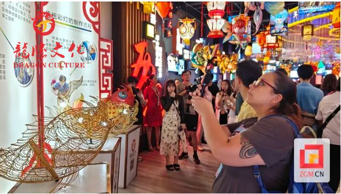 11国外媒关注！&ldquo;盐龙灯食&rdquo;迎国际客 拉美国家主流媒体访自贡